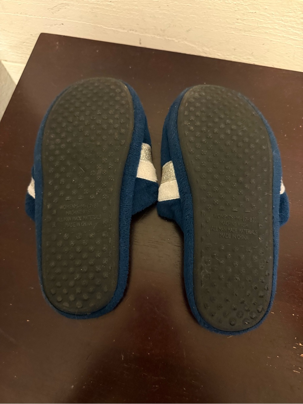 🏈⭐ Dallas Cowboys Plush Slippers Women’s Medium (7-8) | Cozy NFL Fan Lounge - Picture 2 of 4